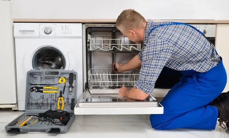 Bağcılar Hotpoint servisi teknisyen ekibi beyaz eşya tamiri yaparken